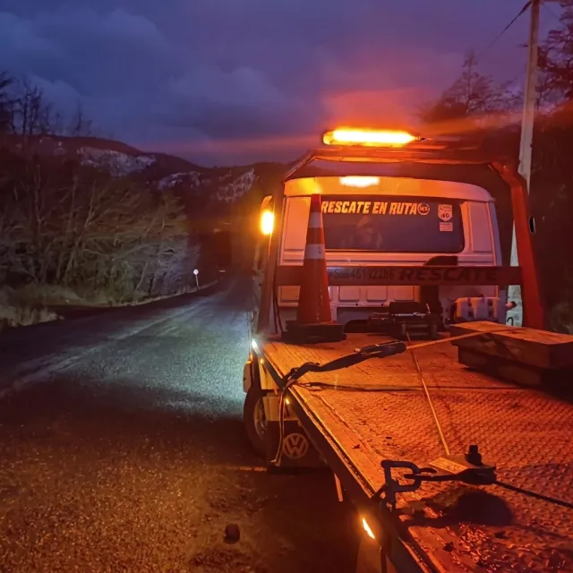 Grúa llegando al atardecer a un camino a los pies del volcán Villarrica.
